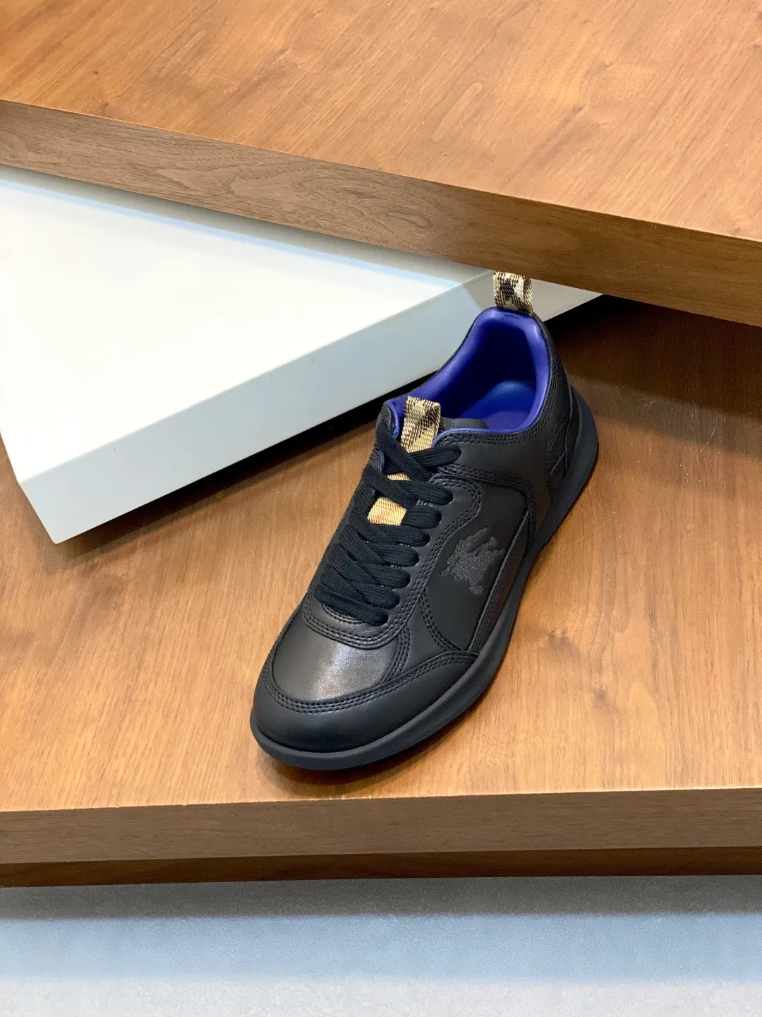 Men's men's shoes 💰660 𝐁𝐔𝐑𝐁𝐄𝐑𝐑𝐘# Burberry's new war horse plaid casual sneakers, new terrace casual sneakers·Burberry (Burberry) classic elements, super comfortable shoes··Knight blue non-slip soles. Finally I saw the latest diagonal checkered sneakers. The colors are really good-looking and can be matched with any way. Sneakers in cotton blend. Crafted in an Italian workshop, it features a worsted Burberry check pattern. Featuring a mesh lining and checkered laces, the rubber sole features the archive Burberry monogram. From Burberry's iconic collection, these wardrobe staples are interpreted with the brand's signature style. The round toe and tongue are embellished with the Equestrian Knight logo (EKD) label, leather insole, and the sole is embellished with the Burberry letter logo size: 38-44 (customized for 45 and 46)